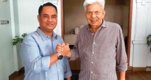 Ketua Dewan Pimpinan Wilayah Partai Berkarya Provinsi Sumatera Selatan, Herman Misron, melakukan salam komando dengan Mawardi Yahya, Calon Gubernur Provinsi Sumatera Selatan. (Bekisar Media / Oyong)