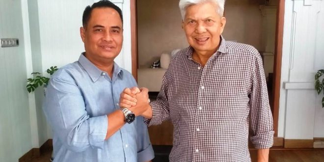 Ketua Dewan Pimpinan Wilayah Partai Berkarya Provinsi Sumatera Selatan, Herman Misron, melakukan salam komando dengan Mawardi Yahya, Calon Gubernur Provinsi Sumatera Selatan. (Bekisar Media / Oyong)