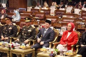 Ketua DPRD Provinsi Sumatera Selatan, R.A. Anita Noeringhati, bersama Pj. Gubernur Sumsel, Elen Setiadi, menghadiri Rapat Paripurna Istimewa dengan agenda mendengarkan Pidato Kenegaraan Presiden Republik Indonesia, Joko Widodo, dalam rangka memperingati Hari Ulang Tahun (HUT) ke 79 Kemerdekaan Republik Indonesia, pada hari Rabu tanggal 16 Agustus 2024 di Ruang Rapat Paripurna DPRD Sumsel, Jalan POM IX Kota Palembang. (Bekisar Media / DPRD Sumsel)
