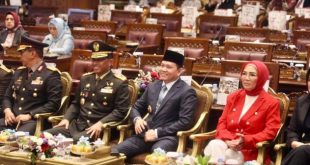 Ketua DPRD Provinsi Sumatera Selatan, R.A. Anita Noeringhati, bersama Pj. Gubernur Sumsel, Elen Setiadi, menghadiri Rapat Paripurna Istimewa dengan agenda mendengarkan Pidato Kenegaraan Presiden Republik Indonesia, Joko Widodo, dalam rangka memperingati Hari Ulang Tahun (HUT) ke 79 Kemerdekaan Republik Indonesia, pada hari Rabu tanggal 16 Agustus 2024 di Ruang Rapat Paripurna DPRD Sumsel, Jalan POM IX Kota Palembang. (Bekisar Media / DPRD Sumsel)