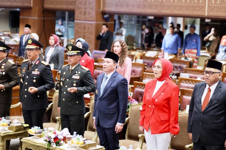 Ketua DPRD Provinsi Sumatera Selatan, R.A. Anita Noeringhati, bersama Pj. Gubernur Sumsel, Elen Setiadi, menghadiri Rapat Paripurna Istimewa dengan agenda mendengarkan Pidato Kenegaraan Presiden Republik Indonesia, Joko Widodo, dalam rangka memperingati Hari Ulang Tahun (HUT) ke 79 Kemerdekaan Republik Indonesia, pada hari Rabu tanggal 16 Agustus 2024 di Ruang Rapat Paripurna DPRD Sumsel, Jalan POM IX Kota Palembang. (Bekisar Media / DPRD Sumsel)