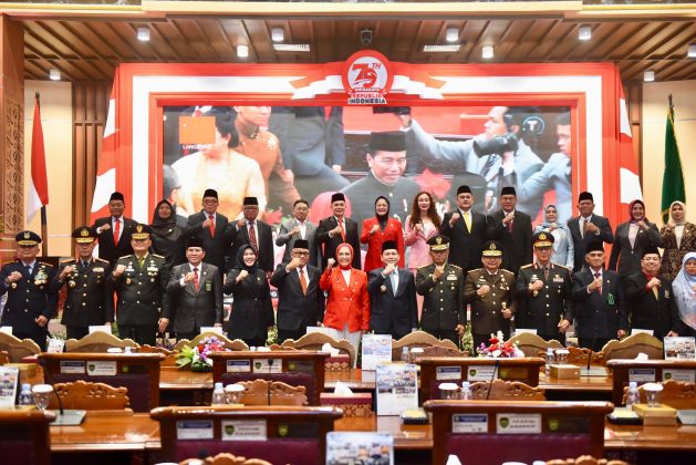 Ketua DPRD Provinsi Sumatera Selatan, R.A. Anita Noeringhati, bersama Pj. Gubernur Sumsel, Elen Setiadi, menghadiri Rapat Paripurna Istimewa dengan agenda mendengarkan Pidato Kenegaraan Presiden Republik Indonesia, Joko Widodo, dalam rangka memperingati Hari Ulang Tahun (HUT) ke 79 Kemerdekaan Republik Indonesia, pada hari Rabu tanggal 16 Agustus 2024 di Ruang Rapat Paripurna DPRD Sumsel, Jalan POM IX Kota Palembang. (Bekisar Media / DPRD Sumsel)