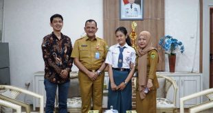 Sekretaris Daerah (Sekda) Provinsi Sumatera Selatan (Sumsel), Edward Candra, menerima Qiessa Izzati Alwani yang menjadi salah satu Siswa perwakilan Sumsel penerima Beasiswa Kennedy-Lugar Youth Exchange And Study. (foto : Humas DPRD Sumsel)