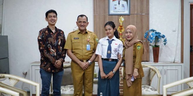 Sekretaris Daerah (Sekda) Provinsi Sumatera Selatan (Sumsel), Edward Candra, menerima Qiessa Izzati Alwani yang menjadi salah satu Siswa perwakilan Sumsel penerima Beasiswa Kennedy-Lugar Youth Exchange And Study. (foto : Humas DPRD Sumsel)