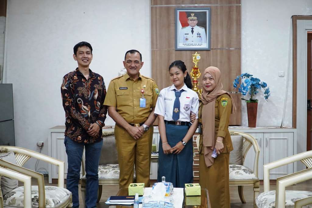Sekretaris Daerah (Sekda) Provinsi Sumatera Selatan (Sumsel), Edward Candra, menerima Qiessa Izzati Alwani yang menjadi salah satu Siswa perwakilan Sumsel penerima Beasiswa Kennedy-Lugar Youth Exchange And Study. (foto : Humas DPRD Sumsel)