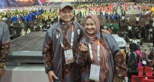Penjabat (Pj.) Gubernur Provinsi Sumatera Selatan (Sumsel), Elen Setiadi, bersama Ketua Tim Penggerak (TP) Pemberdayaan Kesejahteraan Keluarga (PKK) Sumsel, Melza, menghadiri acara pembukaan Pekan Olahraga Nasional (PON) tahun 2024. (foto : Humas Pemprov Sumsel)