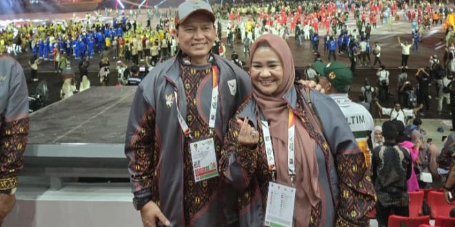 Penjabat (Pj.) Gubernur Provinsi Sumatera Selatan (Sumsel), Elen Setiadi, bersama Ketua Tim Penggerak (TP) Pemberdayaan Kesejahteraan Keluarga (PKK) Sumsel, Melza, menghadiri acara pembukaan Pekan Olahraga Nasional (PON) tahun 2024. (foto : Humas Pemprov Sumsel)