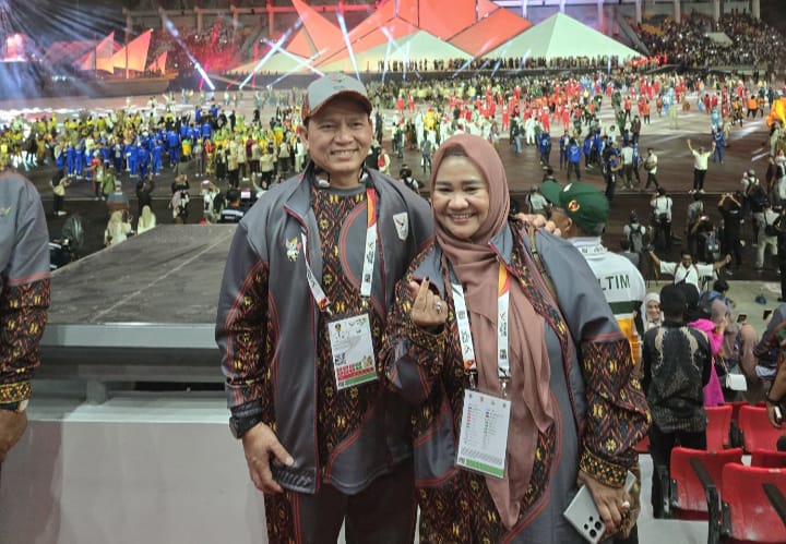 Penjabat (Pj.) Gubernur Provinsi Sumatera Selatan (Sumsel), Elen Setiadi, bersama Ketua Tim Penggerak (TP) Pemberdayaan Kesejahteraan Keluarga (PKK) Sumsel, Melza, menghadiri acara pembukaan Pekan Olahraga Nasional (PON) tahun 2024. (foto : Humas Pemprov Sumsel)