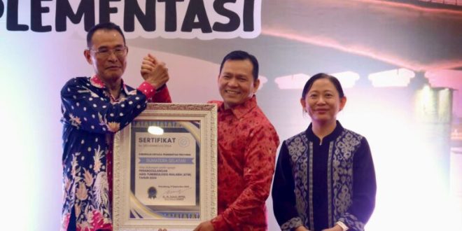 Penjabat (Pj.) Gubernur Provinsi Sumatera Selatan (Sumsel), Elen Setiadi, secara resmi membuka kegiatan Pertemuan Nasional (PERNAS) Asosiasi Dinas Kesehatan (ADINKES) Tahun 2024 di Hotel Beston Pelembang, pada hari Selasa malam, tanggal 17 September 2024. (foto : Humas Pemprov Sumsel)
