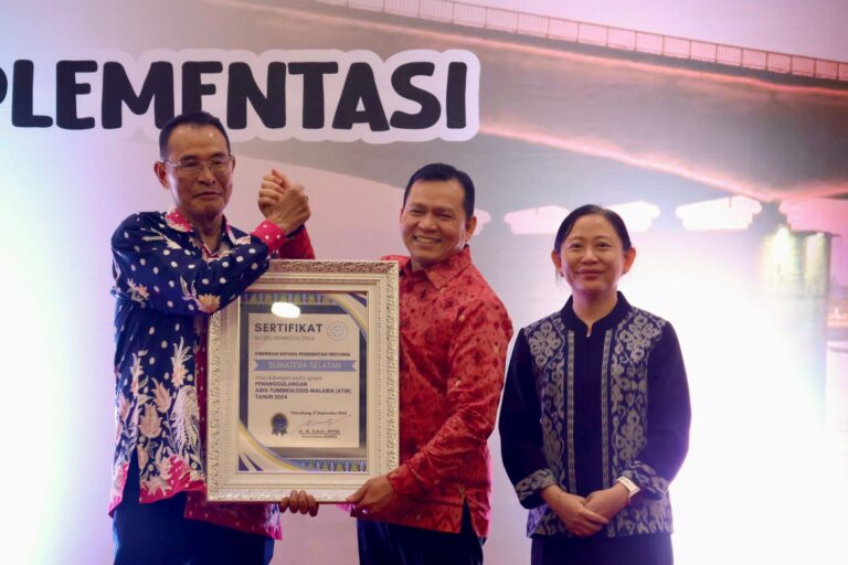 Penjabat (Pj.) Gubernur Provinsi Sumatera Selatan (Sumsel), Elen Setiadi, secara resmi membuka kegiatan Pertemuan Nasional (PERNAS) Asosiasi Dinas Kesehatan (ADINKES) Tahun 2024 di Hotel Beston Pelembang, pada hari Selasa malam, tanggal 17 September 2024. (foto : Humas Pemprov Sumsel)
