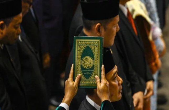 Para Anggota DPRD Sumsel terpilih, membacakan Sumpah atau Janji dalam Rapat Paripurna Masa Persidangan Pertama Tahun 2024-2025, di Ruang Rapat Paripurna DPRD Sumsel, Jalan POM IX, Kota Palembang, pada hari Selasa, tanggal 24 September 2024. (foto : Humas DPRD Sumsel)