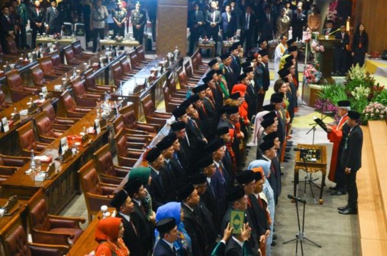 Para Anggota DPRD Sumsel terpilih, membacakan Sumpah atau Janji dalam Rapat Paripurna Masa Persidangan Pertama Tahun 2024-2025, di Ruang Rapat Paripurna DPRD Sumsel, Jalan POM IX, Kota Palembang, pada hari Selasa, tanggal 24 September 2024. (foto : Humas DPRD Sumsel)