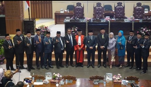 Para Anggota DPRD Sumsel terpilih, membacakan Sumpah atau Janji dalam Rapat Paripurna Masa Persidangan Pertama Tahun 2024-2025, di Ruang Rapat Paripurna DPRD Sumsel, Jalan POM IX, Kota Palembang, pada hari Selasa, tanggal 24 September 2024. (foto : Humas DPRD Sumsel)