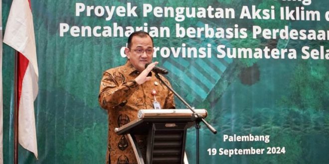 Sekretaris Daerah (Sekda) Provinsi Sumatera Selatan (Sumsel), Edward Candra, menghadiri Kick Off Meeting Proyek Penguatan Aksi Iklim dan Mata Pencaharian berbasis Perdesaan melalui Program Kampung Iklim (ProKlim) di wilayah Sumsel, di Ballroom Hotel Excelton Palembang, pada hari Kamis tanggal 19 September 2024. (foto : Humas Pemprov Sumsel)