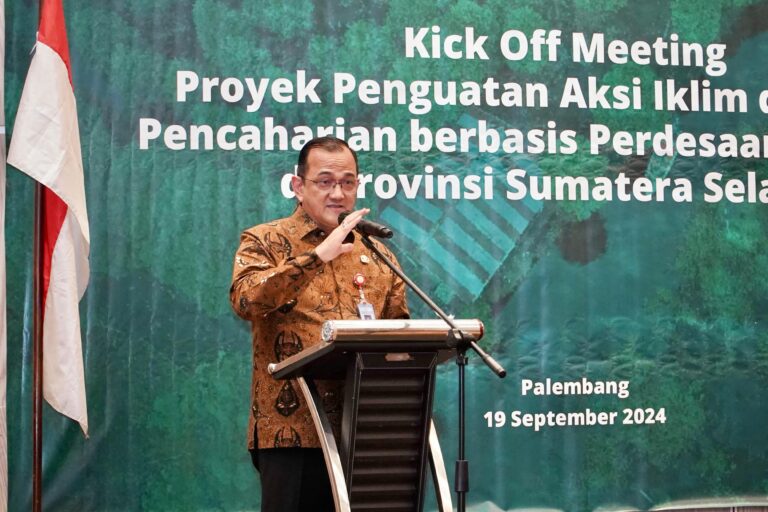 Sekretaris Daerah (Sekda) Provinsi Sumatera Selatan (Sumsel), Edward Candra, menghadiri Kick Off Meeting Proyek Penguatan Aksi Iklim dan Mata Pencaharian berbasis Perdesaan melalui Program Kampung Iklim (ProKlim) di wilayah Sumsel, di Ballroom Hotel Excelton Palembang, pada hari Kamis tanggal 19 September 2024. (foto : Humas Pemprov Sumsel)