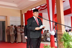 Sekretaris Daerah (Sekda) Provinsi Sumatera Selatan (Sumsel), Edward Candra, didaulat sebagai Inspektur Upacara (Irup) Peringatan Hari Ulang Tahun (HUT) Undang-Undang (UU) Nomor 5 Tahun 1960 Tentang Peraturan Dasar Pokok-pokok Agraria. (foto : Humas Pemprov Sumsel)