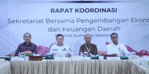 Penjabat (Pj.) Gubernur Provinsi Sumatera Selatan (Sumsel), Elen Setiadi, memimpin Rapat Koordinasi (Rakor) Sekretariat bersama pengembangan ekonomi dan keuangan daerah, dengan pokok bahasan Survei Sosial Ekonomi Nasional (SUSENAS) terkait penurunan kemiskinan dan pengendalian inflasi. (foto : Humas Pemprov Sumsel)