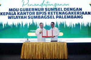Pj. Gubernur Sumsel melaunching kegiatan perlindungan jaminan sosial ketenagakerjaan bagi pekebun kelapa sawit, yang mana sudah ada, sebanyak 19.023 peserta yang telah terdaftar ke BPJS ketenagakerjaan dari 120 kelembagaan yang ada di Sumsel, pada hari Kamis tanggal 5 September 2024. (foto : Humas Pemprov Sumsel)