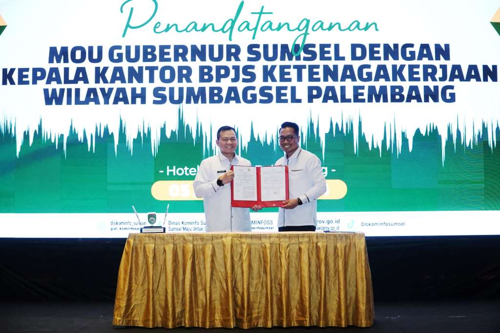 Pj. Gubernur Sumsel melaunching kegiatan perlindungan jaminan sosial ketenagakerjaan bagi pekebun kelapa sawit, yang mana sudah ada, sebanyak 19.023 peserta yang telah terdaftar ke BPJS ketenagakerjaan dari 120 kelembagaan yang ada di Sumsel, pada hari Kamis tanggal 5 September 2024. (foto : Humas Pemprov Sumsel)