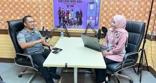 Kepala Dinsos Muba, Ardiansyah, menghadiri acara Podcast di Studio Radio Gema Randik, hari Kamis tanggal 5 Agustus 2024, membahas Program Bantu Ubak yang diluncurkan oleh Pemkab Muba. (foto : DinKominfo Muba)