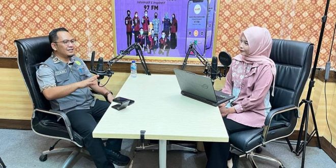 Kepala Dinsos Muba, Ardiansyah, menghadiri acara Podcast di Studio Radio Gema Randik, hari Kamis tanggal 5 Agustus 2024, membahas Program Bantu Ubak yang diluncurkan oleh Pemkab Muba. (foto : DinKominfo Muba)