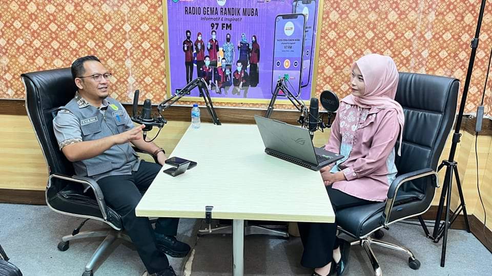 Kepala Dinsos Muba, Ardiansyah, menghadiri acara Podcast di Studio Radio Gema Randik, hari Kamis tanggal 5 Agustus 2024, membahas Program Bantu Ubak yang diluncurkan oleh Pemkab Muba. (foto : DinKominfo Muba)
