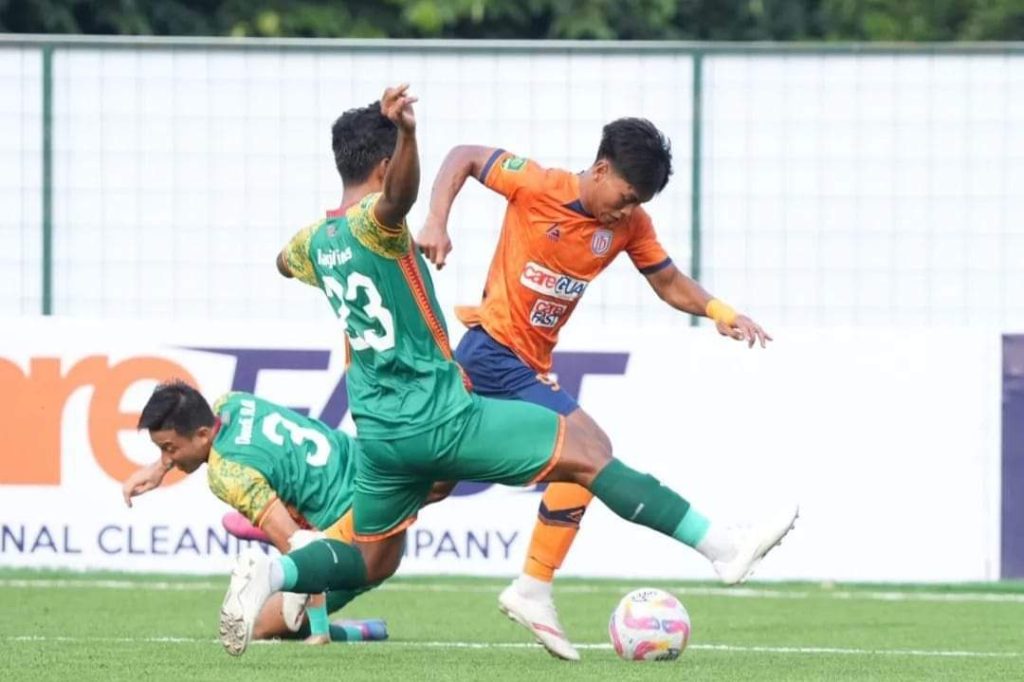 Pemain Sriwijaya FC mencoba mengambil bola dari penguasaan pemain Dejan FC, pada Liga 2 Indonesia tahun 2024-2025 di Lapangan Sepak Bola Kera Sakti, Tangerang, hari Sabtu tanggal 7 Agustus 2024. (foto : ig @dejan_fc)
