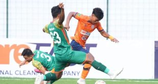 Pemain Sriwijaya FC mencoba mengambil bola dari penguasaan pemain Dejan FC, pada Liga 2 Indonesia tahun 2024-2025 di Lapangan Sepak Bola Kera Sakti, Tangerang, hari Sabtu tanggal 7 Agustus 2024. (foto : ig @dejan_fc)