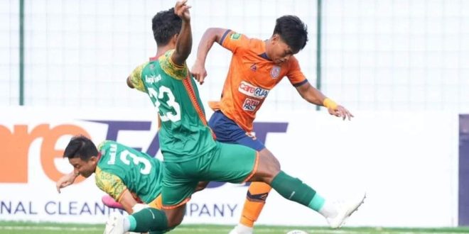 Pemain Sriwijaya FC mencoba mengambil bola dari penguasaan pemain Dejan FC, pada Liga 2 Indonesia tahun 2024-2025 di Lapangan Sepak Bola Kera Sakti, Tangerang, hari Sabtu tanggal 7 Agustus 2024. (foto : ig @dejan_fc)