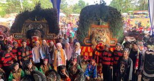 Bakal Calon Bupati (Cabup) Kabupaten Musi Banyuasin (Muba), Hj. Lucianty, menghadiri acara temu kangen dengan insan seni Kuda Lumpkng di Desa Air Putih, Kecamatan Plakat Tinggi, pada hari Selasa, tanggal 10 September 2024. (Bekisarmedia/eka Sahputra)