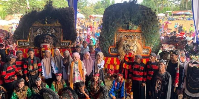 Bakal Calon Bupati (Cabup) Kabupaten Musi Banyuasin (Muba), Hj. Lucianty, menghadiri acara temu kangen dengan insan seni Kuda Lumpkng di Desa Air Putih, Kecamatan Plakat Tinggi, pada hari Selasa, tanggal 10 September 2024. (Bekisarmedia/eka Sahputra)