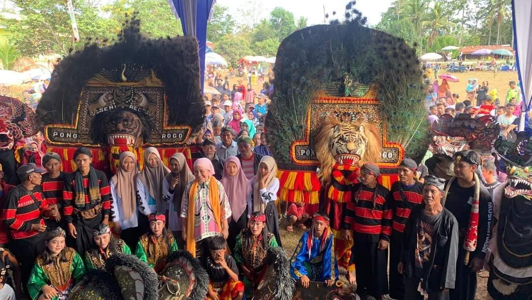 Bakal Calon Bupati (Cabup) Kabupaten Musi Banyuasin (Muba), Hj. Lucianty, menghadiri acara temu kangen dengan insan seni Kuda Lumpkng di Desa Air Putih, Kecamatan Plakat Tinggi, pada hari Selasa, tanggal 10 September 2024. (Bekisarmedia/eka Sahputra)