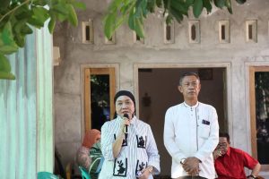 Hj. Lucianty, saat menghadiri undangan syukuran yang digelar oleh warga, atas kembali dilantik untuk kelima kalinya Jon Kenedi sebagai Anggota Dewan Perwakilan Rakyat Daerah (DPRD) Kabupaten Muba, pada hari Jum'at tanggal 13 September 2024. (BekisarMedia.id/Eka Sahputra)