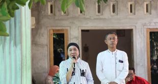 Hj. Lucianty, saat menghadiri undangan syukuran yang digelar oleh warga, atas kembali dilantik untuk kelima kalinya Jon Kenedi sebagai Anggota Dewan Perwakilan Rakyat Daerah (DPRD) Kabupaten Muba, pada hari Jum'at tanggal 13 September 2024. (BekisarMedia.id/Eka Sahputra)