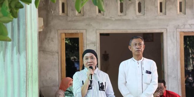 Hj. Lucianty, saat menghadiri undangan syukuran yang digelar oleh warga, atas kembali dilantik untuk kelima kalinya Jon Kenedi sebagai Anggota Dewan Perwakilan Rakyat Daerah (DPRD) Kabupaten Muba, pada hari Jum'at tanggal 13 September 2024. (BekisarMedia.id/Eka Sahputra)