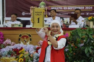 Calon Bupati Kabupaten Musi Banyuasin Periode 2025-2030, Hj. Lucianty, mendapatkan Nomor Urut 1, pada pengundian yang dilakukan hari Senin, tanggal 23 September 2024. (BekisarMedia.id/Eka Sahputra)