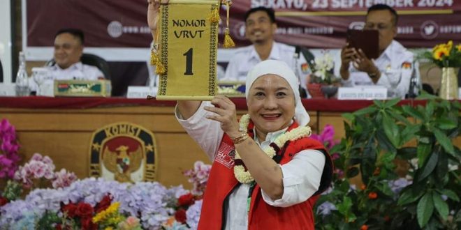Calon Bupati Kabupaten Musi Banyuasin Periode 2025-2030, Hj. Lucianty, mendapatkan Nomor Urut 1, pada pengundian yang dilakukan hari Senin, tanggal 23 September 2024. (BekisarMedia.id/Eka Sahputra)