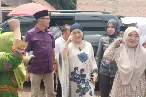 Hj. Lucianty saat menghadiri acara Tabligh Akbar bersama Muslimat dan Fatayat NU se Kecamatan Sungai Lilin, pada hari Minggu tanggal 29 September 2024 di Desa Teluk Kemang, Kecamatan Sungai Lilin. (BekisarMedia.id/Eka Sahputra)