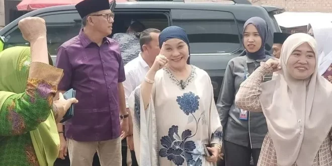 Hj. Lucianty saat menghadiri acara Tabligh Akbar bersama Muslimat dan Fatayat NU se Kecamatan Sungai Lilin, pada hari Minggu tanggal 29 September 2024 di Desa Teluk Kemang, Kecamatan Sungai Lilin. (BekisarMedia.id/Eka Sahputra)