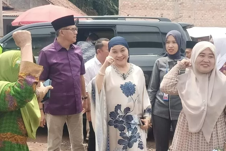Hj. Lucianty saat menghadiri acara Tabligh Akbar bersama Muslimat dan Fatayat NU se Kecamatan Sungai Lilin, pada hari Minggu tanggal 29 September 2024 di Desa Teluk Kemang, Kecamatan Sungai Lilin. (BekisarMedia.id/Eka Sahputra)