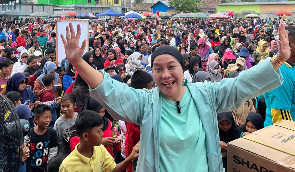 Hj. Lucianty Jalan Santai dan Senam Bersama Ribuan Warga Kecamatan Bayung Lencir