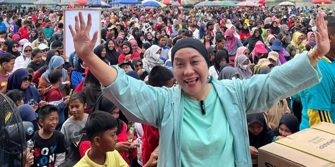 Hj. Lucianty Jalan Santai dan Senam Bersama Ribuan Warga Kecamatan Bayung Lencir