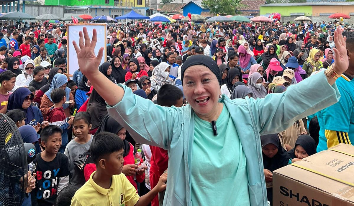 Hj. Lucianty Jalan Santai dan Senam Bersama Ribuan Warga Kecamatan Bayung Lencir