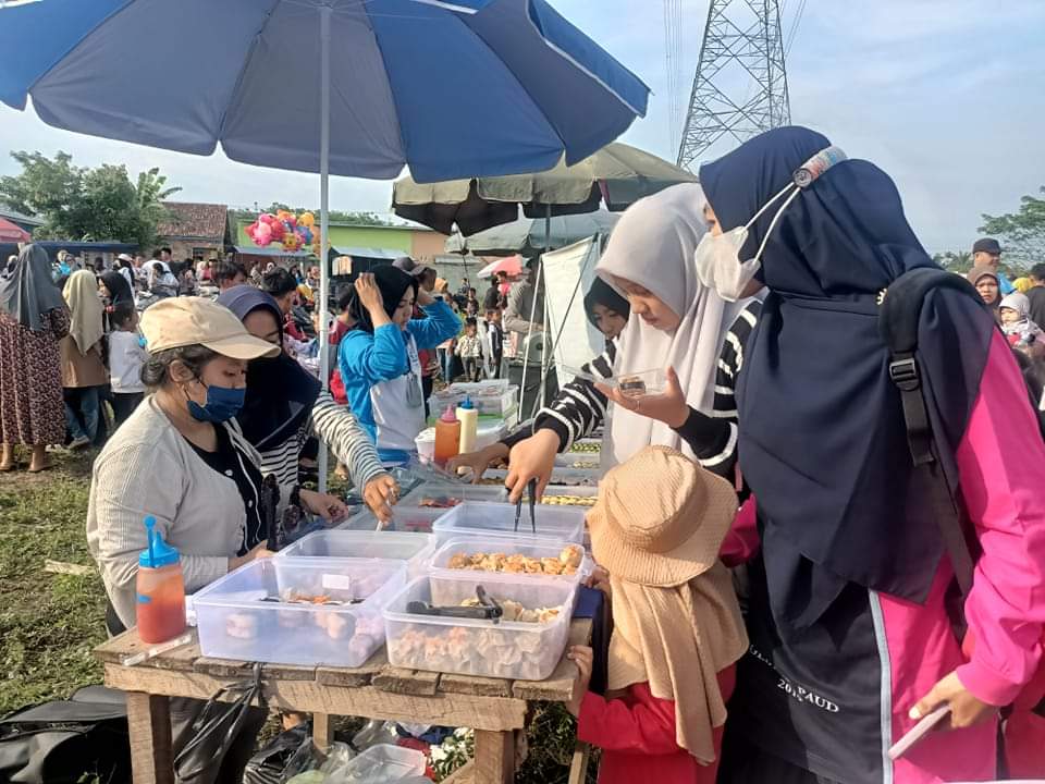 Pedagang Kecil Kecipratan Berkah di Acara Jalan Santai serta Senam Bersama Hj. Lucianty dan H. Syaparuddin di Bayung Lencir
