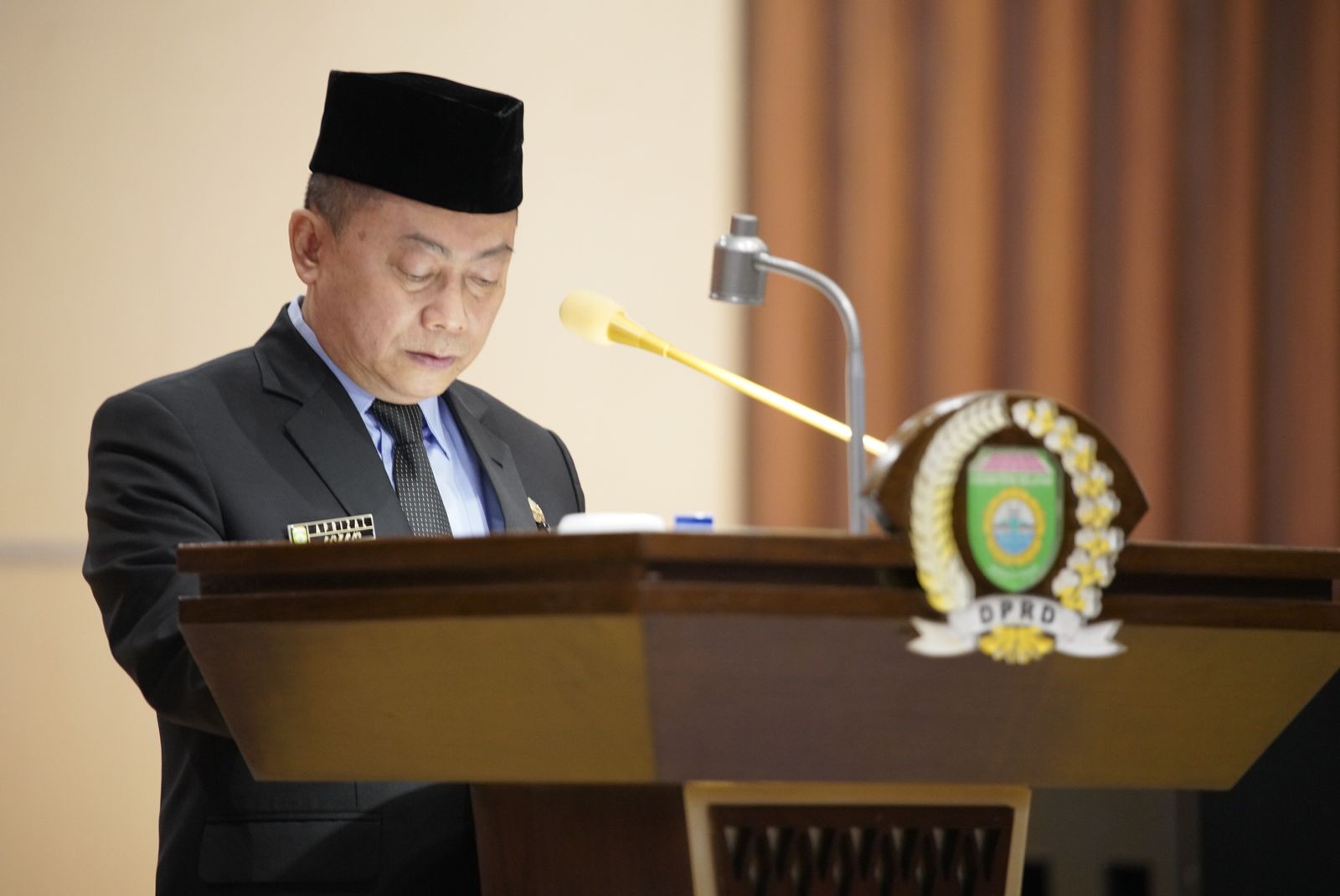 Sekretaris Dewan Perwakilan Rakyat Daerah Provinsi Sumatera Selatan, Aprizal, saat Rapat Paripurna XC (90) dengan agenda mendengarkan jawaban jawaban Penjabat (Pj.) Gubernur Sumsel, Elen Setiadi, terhadap Pandangan Umum Fraksi-Fraksi di Dewan Perwakilan Rakyat Daerah (DPRD) Sumsel terhadap Rancangan Peraturan Raerah (Raperda) Perubahan Anggaran Pendapatan dan Belanja Daerah (APBD) Sumsel Tahun Anggaran (TA) 2025. (foto : Humas DPRD Sumsel)