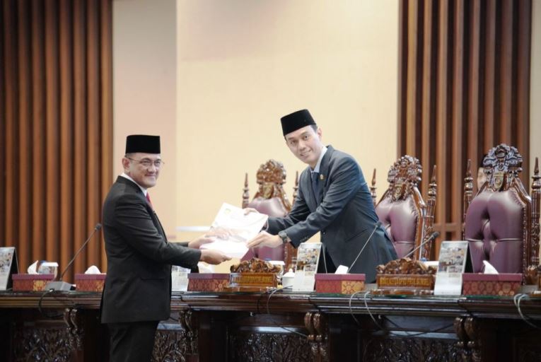 Sekretaris Daerah Provinsi Sumatera Selatan, Edward Candra, menyerahkan jawaban jawaban Penjabat (Pj.) Gubernur Sumsel, Elen Setiadi, terhadap Pandangan Umum Fraksi-Fraksi di Dewan Perwakilan Rakyat Daerah (DPRD) Sumsel terhadap Rancangan Peraturan Raerah (Raperda) Perubahan Anggaran Pendapatan dan Belanja Daerah (APBD) Sumsel Tahun Anggaran (TA) 2025. (foto : Humas DPRD Sumsel)