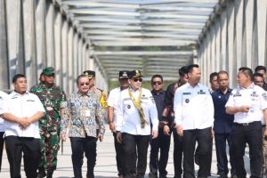 Penjabat (Pj.) Gubernur Provinsi Sumatera Selatan (Sumsel), Elen Setiadi, didampingi Pj. Bupati Kabupaten Muara Enim, Henky Putrawan, meresmikan jembatan rangka baja Air Lematang Desa Ujan Mas Lama, Kabupaten Muara Enim, pada hari Rabu tanggal 4 September 2024. (foto : Humas Pemprov Sumsel)