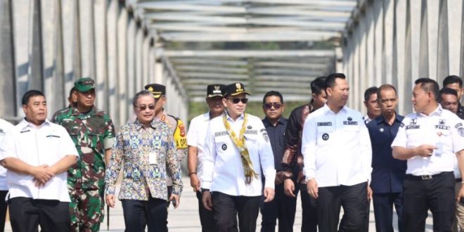 Penjabat (Pj.) Gubernur Provinsi Sumatera Selatan (Sumsel), Elen Setiadi, didampingi Pj. Bupati Kabupaten Muara Enim, Henky Putrawan, meresmikan jembatan rangka baja Air Lematang Desa Ujan Mas Lama, Kabupaten Muara Enim, pada hari Rabu tanggal 4 September 2024. (foto : Humas Pemprov Sumsel)
