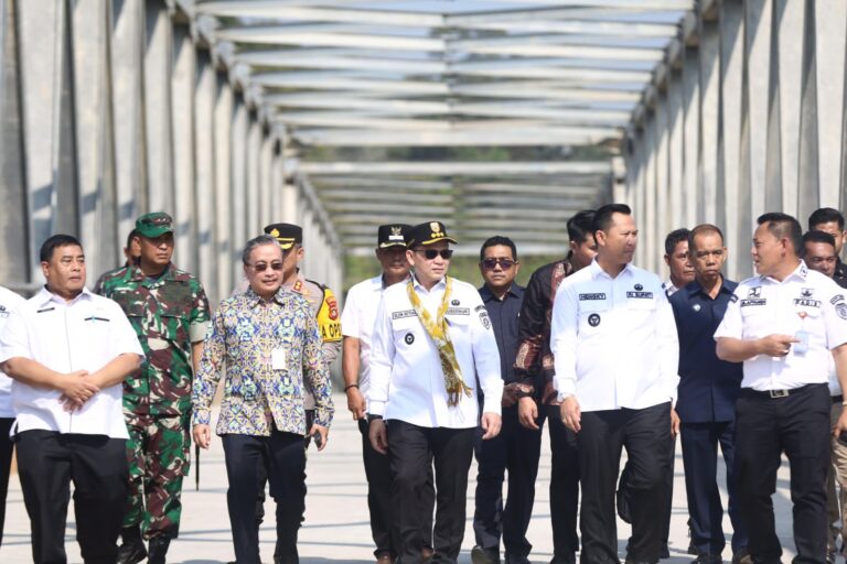 Penjabat (Pj.) Gubernur Provinsi Sumatera Selatan (Sumsel), Elen Setiadi, didampingi Pj. Bupati Kabupaten Muara Enim, Henky Putrawan, meresmikan jembatan rangka baja Air Lematang Desa Ujan Mas Lama, Kabupaten Muara Enim, pada hari Rabu tanggal 4 September 2024. (foto : Humas Pemprov Sumsel)