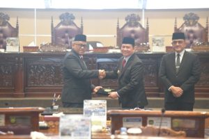 Pj. Gubernur Sumsel, Elen Setiadi, bersalaman dengan Wakil Ketua DPRD Sumsel, Giri Ramanda Kiemas, pada Rapat Paripurna ke 87 DPRD Sumsel tanggal 23 Agustus 2024 dengan Agenda Perubahan Kebijakan Umum Anggaran (KUA) dan Plafon Prioritas Anggaran Sementara (PPAS) Anggaran Pendapat dan Belanja Daerah (APBD) Tahun Anggaran (TA) 2024. (Bekisar Media / DPRD Sumsel)